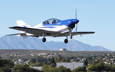 Oudtshoorn kry 1ste Blackshape-vliegtuig in Afrika